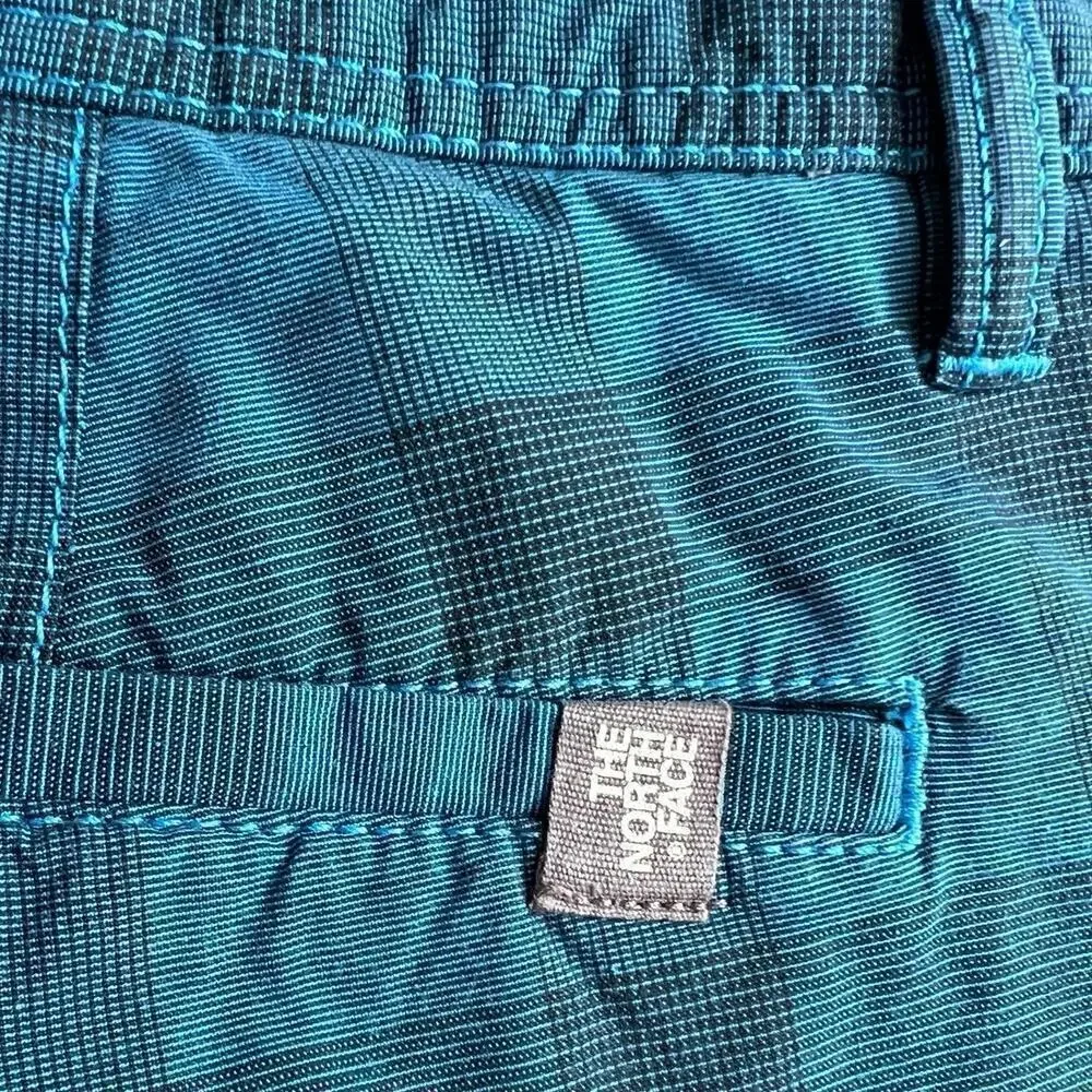 The North Face Shorts Mens Size 40 Blue Plaid Relaxed Fit Hiking Cargo Pockets